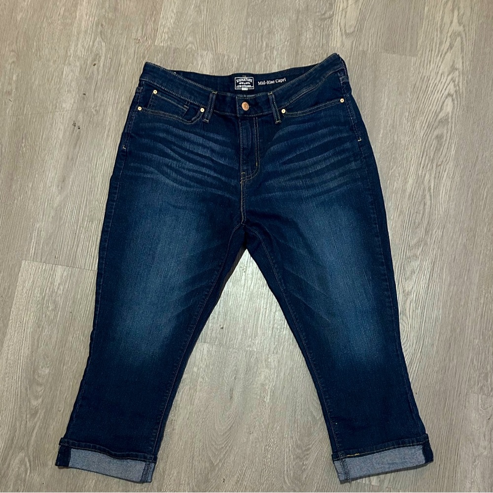 Dark wash mid rise jeans, capri style, signature Levi Strauss